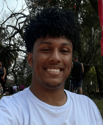 Sobre 3 Diogo Puridade, fundador da Puridade e criador do Curly para cabelos crespos e cacheados.